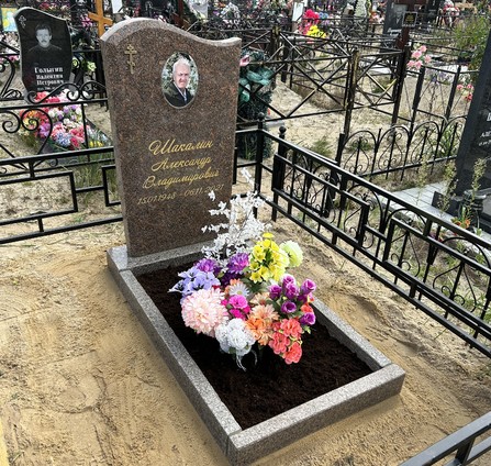 Гранитный памятник с цветочницей.